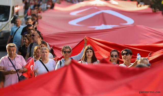İzmir'de zafer coşkusu! Kurtuluşun 100'üncü yılında dev Türk bayrağıyla yürüyüş!