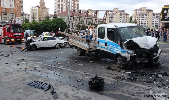 Kayseri'de 3 araç çarpıştı, ortalık savaş alanına döndü!