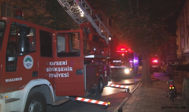 Kayseri’de çatı yangını 3 saatlik çalışmayla söndürüldü, vatandaşlar yangını film izler gibi izledi!