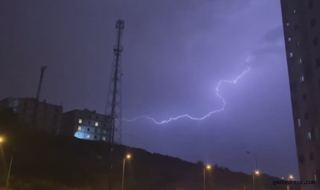 Kayseri'de geceyi şimşekler aydınlattı!