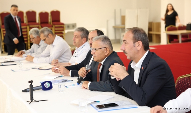 Kayseri Tomarza'da muhtarlarla buluşan Büyükkılıç: "Hizmetten hizmete koşuyoruz"