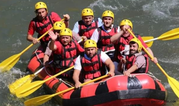 Kayseri Valisi Çiçek rafting yaptı!
