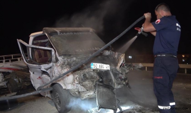 Kırıkkale'de feci kaza, kamyonet ikiye bölündü: 3 yaralı