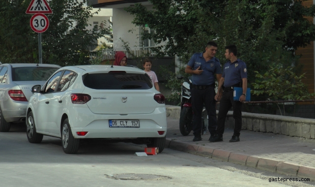Motosiklet yoldan geçen yayalara çarptı: 3 yaralı