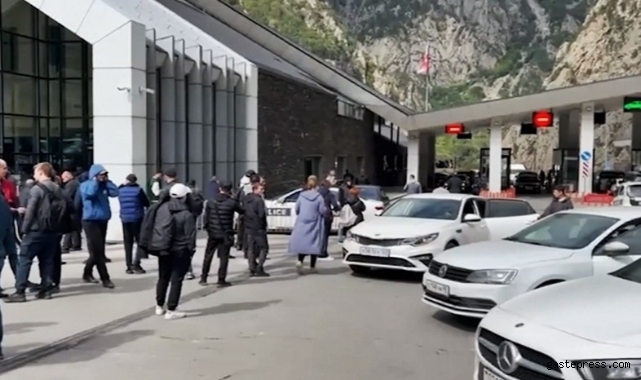 Rusya-Gürcistan sınır kapısında 14 kilometrelik araç kuyruğu!