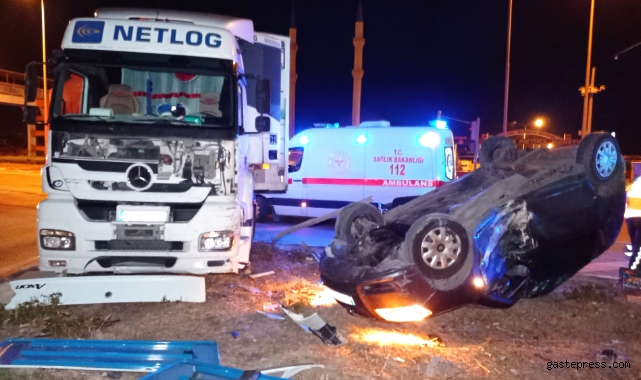 Tırın çarptığı araç hurdaya döndü, araçta 1'i ağır olmak üzere 2 kişi yaralandı!