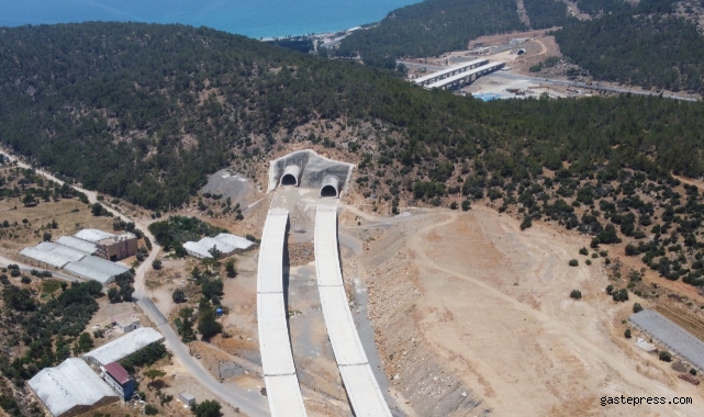 17 milyarlık dev projede 3 tünelle bir viyadük daha bu yıl açılıyor!