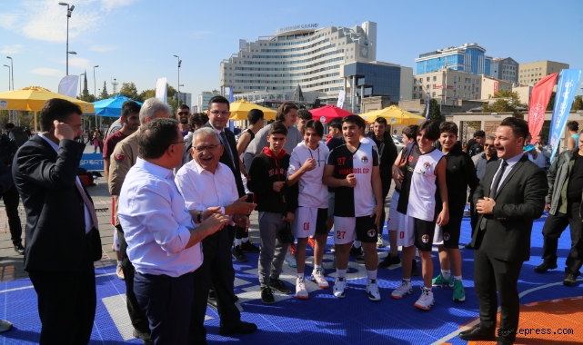 Başkan ve vali sokak basketbolu oynadı!