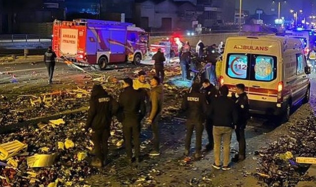 Başkentte tır refüje çarptı: 2 yaralı!