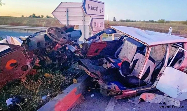 Edirne'de eki aracın çarpıştığı kazada otomobil ikiye bölündü!