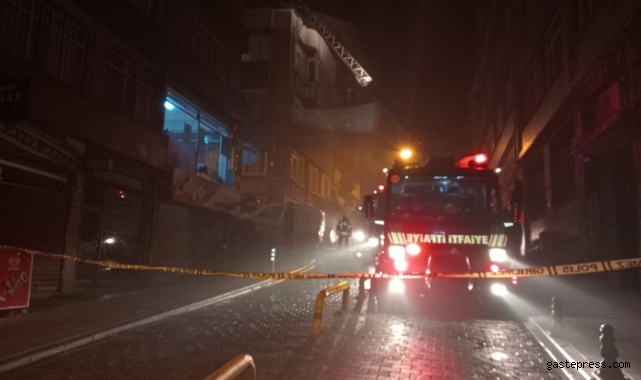 Fatih’te 4 katlı metruk bina alev alev yandı!