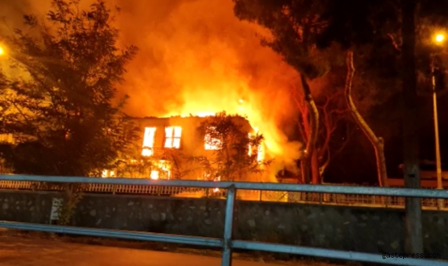 İzmir’de 2 katlı bina alev alev yandı!