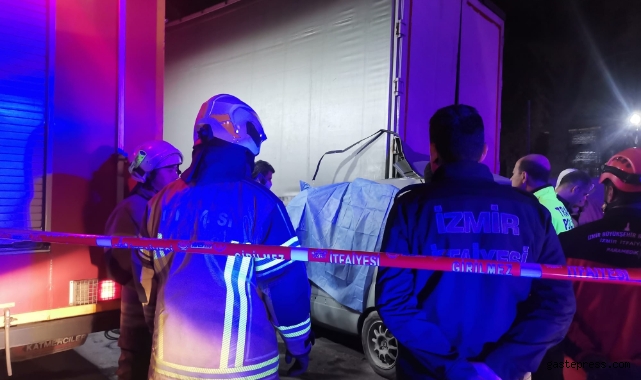 İzmir'de hafif ticari araç tıra ok gibi saplandı: 1 ölü