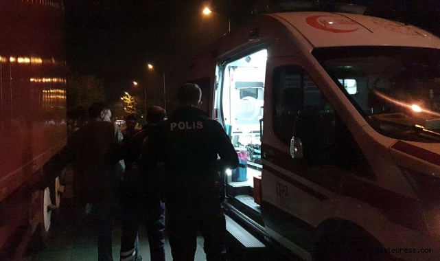 Kabloyla camdan çıkmaya çalışırken kaldırıma düştü!