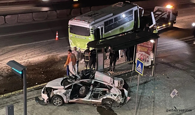 Kocaeli'de halk otobüsüne ve durağa çarpan otomobilin sürücüsü öldü!