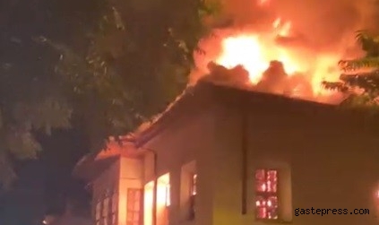 Konya’da tarihi bina alev alev yandı!