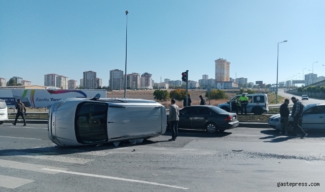 Otomobille çarpışan hafif ticari araç yan yattı: 1 yaralı!