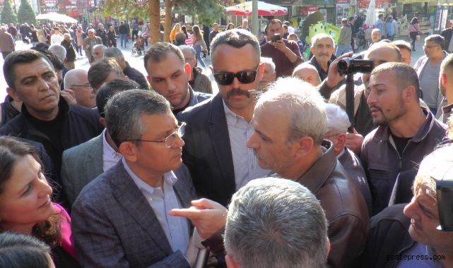 Özel'den “Genel başkanınızı değiştirin” diyen esnafa: “O CHP’lilerin bileceği iş”