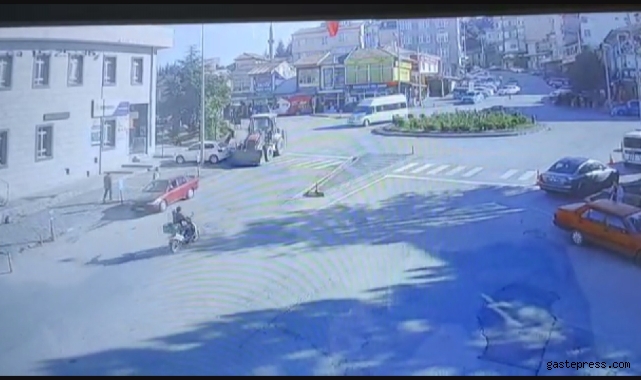 Park halindeyken hareket eden iş makinası duvara çarparak durabildi!