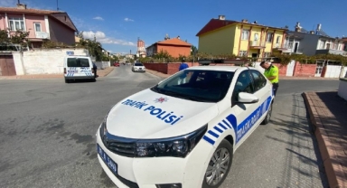 Yakalanacaklarını anladılar, aracı bırakıp kaçtılar!
