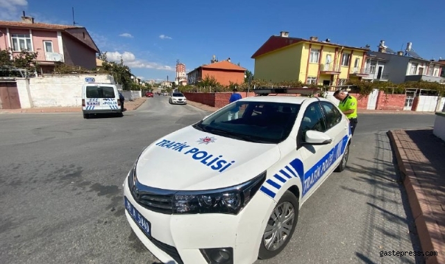 Yakalanacaklarını anladılar, aracı bırakıp kaçtılar!