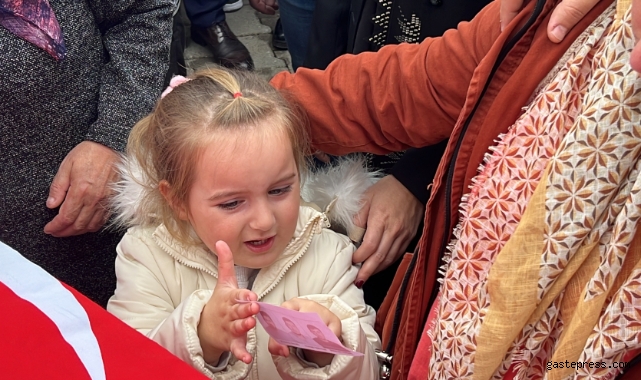 Yürekler dağlandı: Babasının fotoğrafını annesine işte böyle gösterdi!