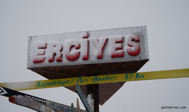 Erciyes'e lapa lapa kar yağdı!