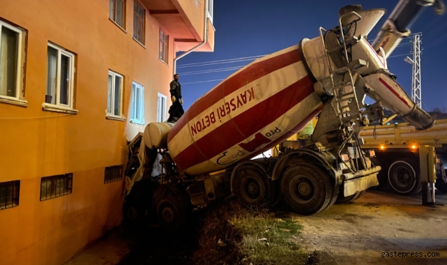Freni boşalan beton mikseri binaya girdi!