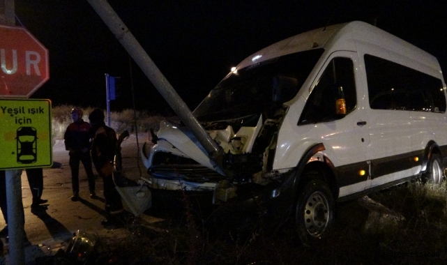 İşçi servisi sinyalizasyon direğine çarptı: 2'si ağır 9 yaralı!