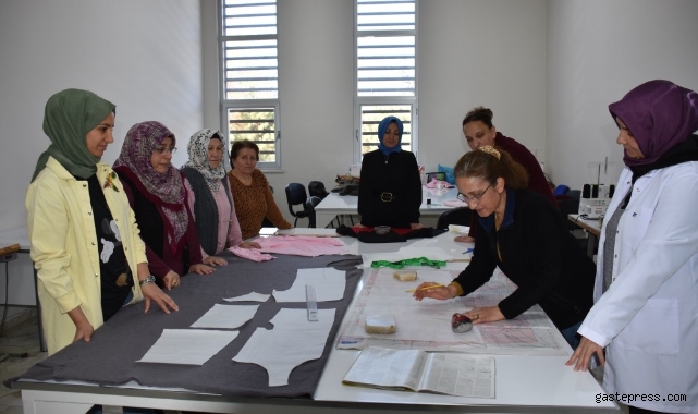 Kayseri Kocasinan Akademi Kursiyerleri Çocuklarının Elbiselerini Kendileri Dikiyor!