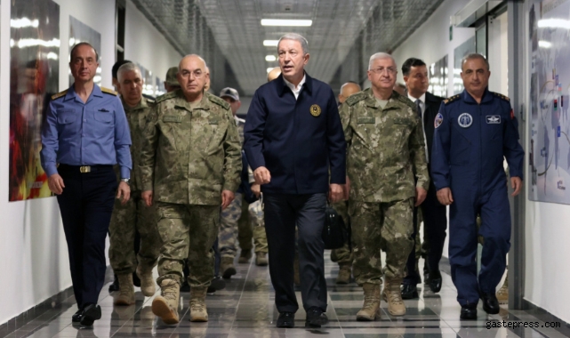 Milli Savunma Bakanı Akar, Kara Kuvvetleri Harekat Merkezi'nde!