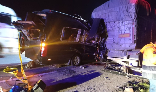 Tiyatro oyuncularını taşıyan minibüs tıra çarptı: 3 ölü, 8 yaralı!