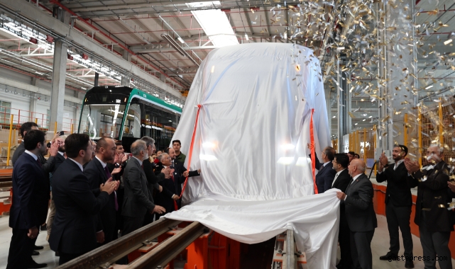 Tramvay hattının ilk aracının örtüsü kaldırıldı!