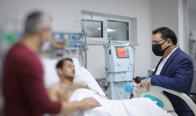 Vali Çiçek, bıçaklı saldırıya uğrayan polis ve bekçiyi ziyaret etti!