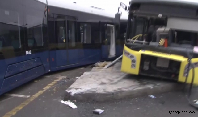 Alibeyköy'de tramvay ile otobüs çarpıştı!