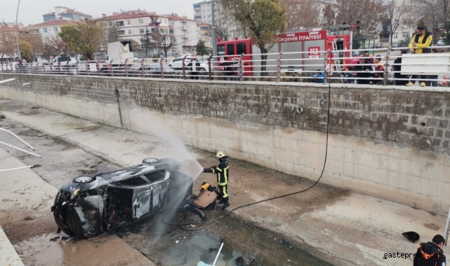 Kanala düşen otomobil alev alev yandı: 4 yaralı!