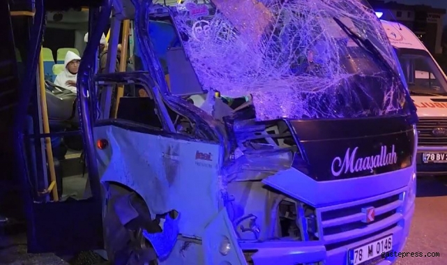 Karabük'te feci kaza! Minibüs otobüse arkadan çarptı, çok sayıda yaralı var!