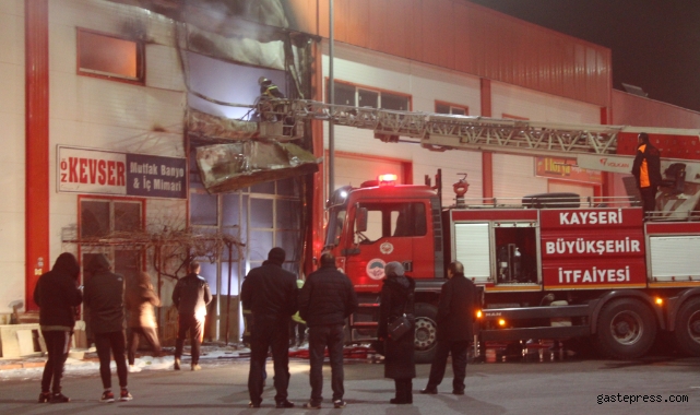 Kayseri'de mobilya imalathanesi yangında küle döndü!