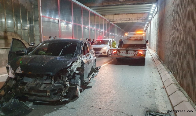 Kazada savrulan araç refüje çarptı: 2 yaralı!
