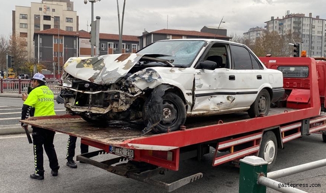 Kırmızı ışıkta geçti, zincirleme kazaya sebep oldu!