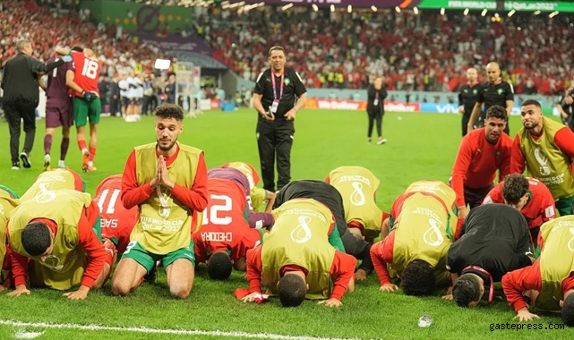 Tur atlayan Faslı futbolcuların galibiyet secdesi!