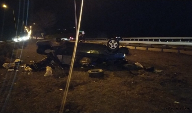 Bariyerlere çarpan otomobil takla attı: 3 yaralı!
