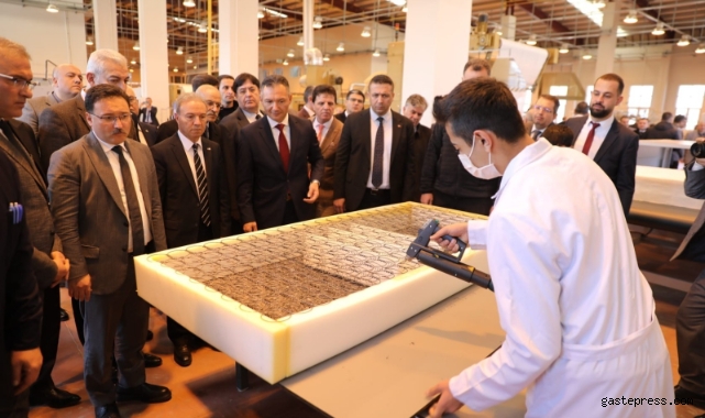 Bu okulda pamuktan ip, ipten kumaş ve kumaştan yatak üretiliyor!