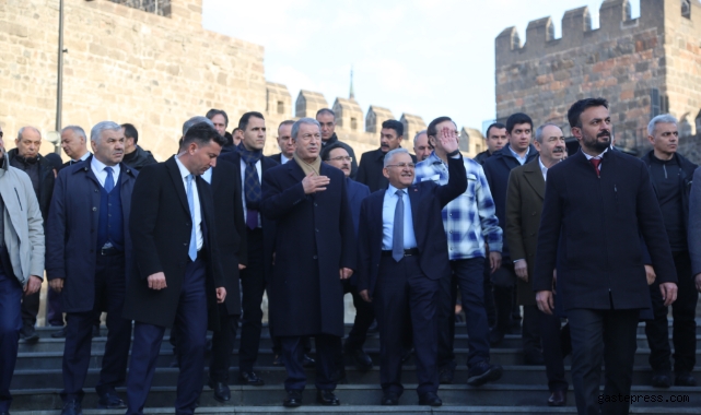 Büyükkılıç, Bakan Akar ile Tarihi Kalede Vatandaşlarla Buluştu!