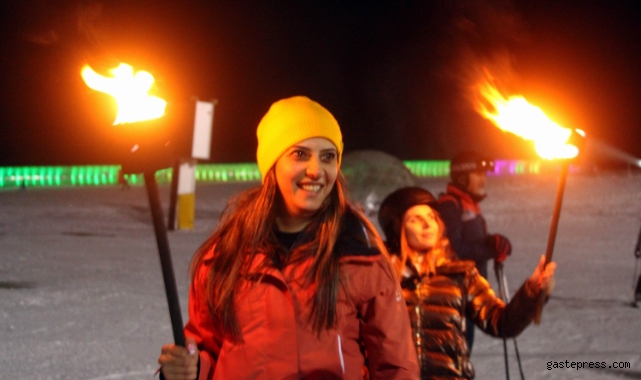 Erciyes'te turistler yeni yıla meşalelerle kayarak girdi!