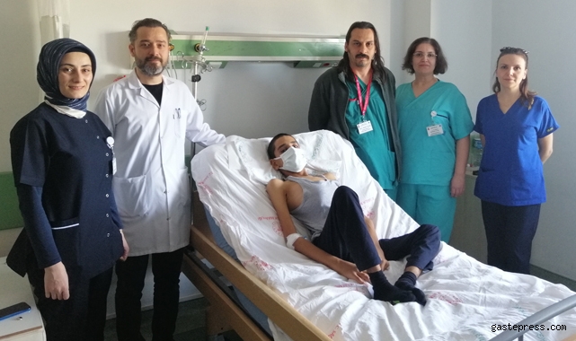 İleri derecede skolyozu olan çocuk, 9 saatlik operasyonla sağlığına kavuştu!