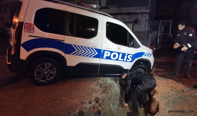 İzmir'i sağanak vurdu: Polis aracı çöken yolun içine düştü!