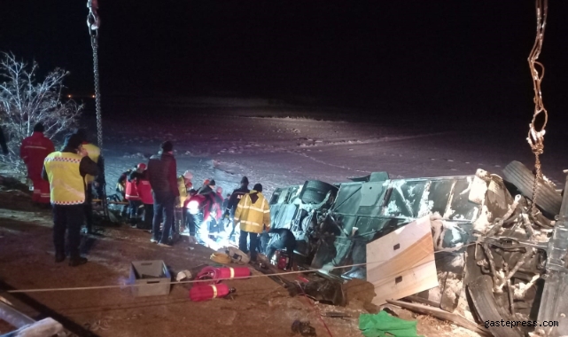 Kayseri'de yolcu otobüsü şarampole devrildi: 4 ölü, 24 yaralı