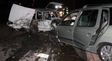 Otomobiller kafa kafaya çarpıştı: 5 yaralı!