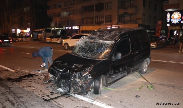 Refüje çarpan ticari araç takla attı!